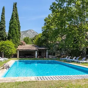 https://bastide-relais-magdeleine.fr-provencehotel.com
